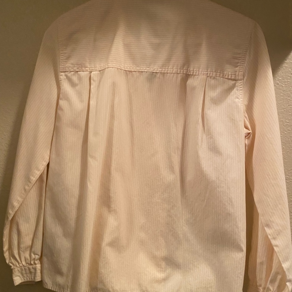 Bundle 10 (4-5$) items for a 10$ offer. Liz Claiborne peach pinstripe top - Picture 2 of 7